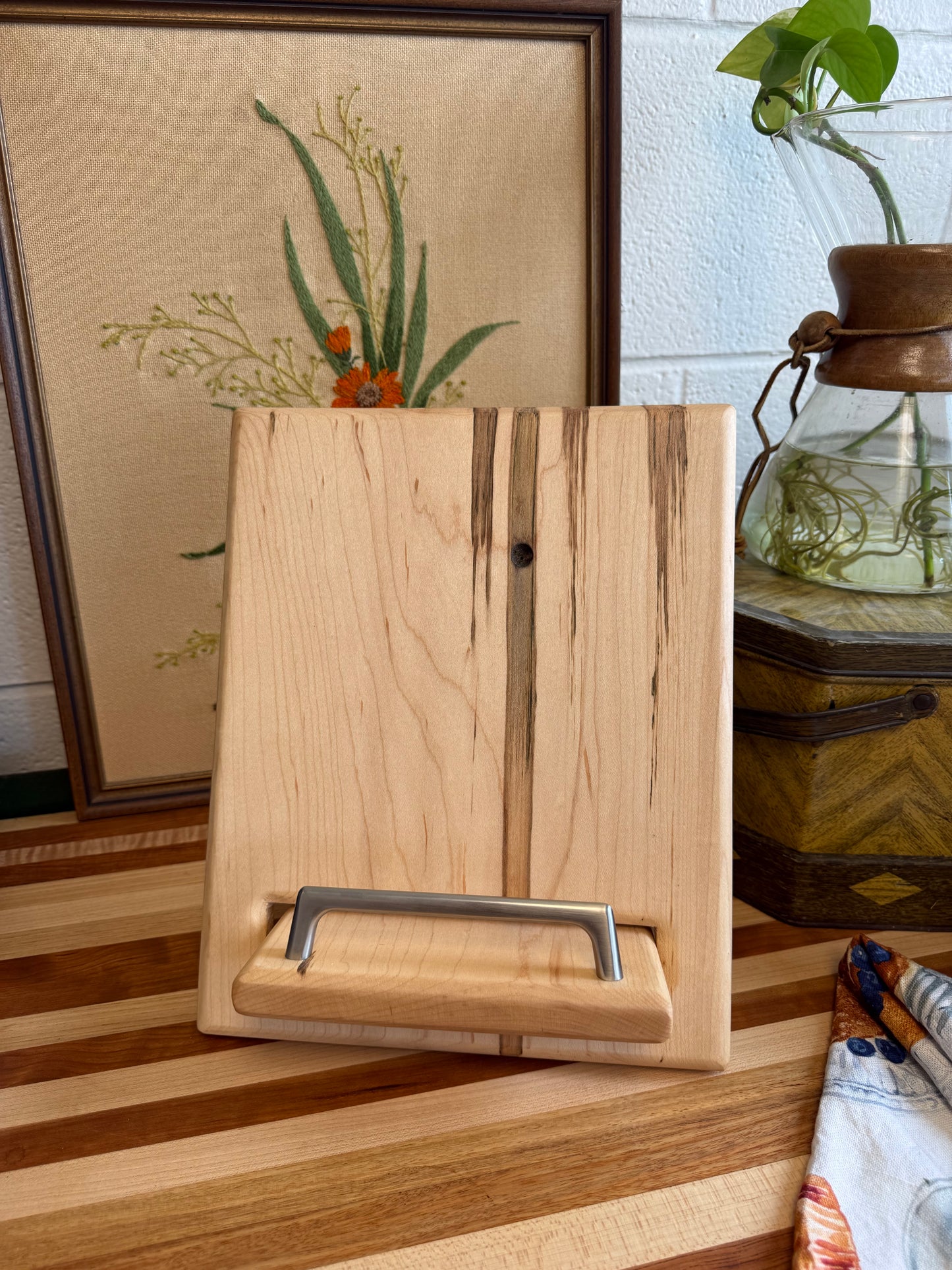 Cookbook Holder - Maple (tap)