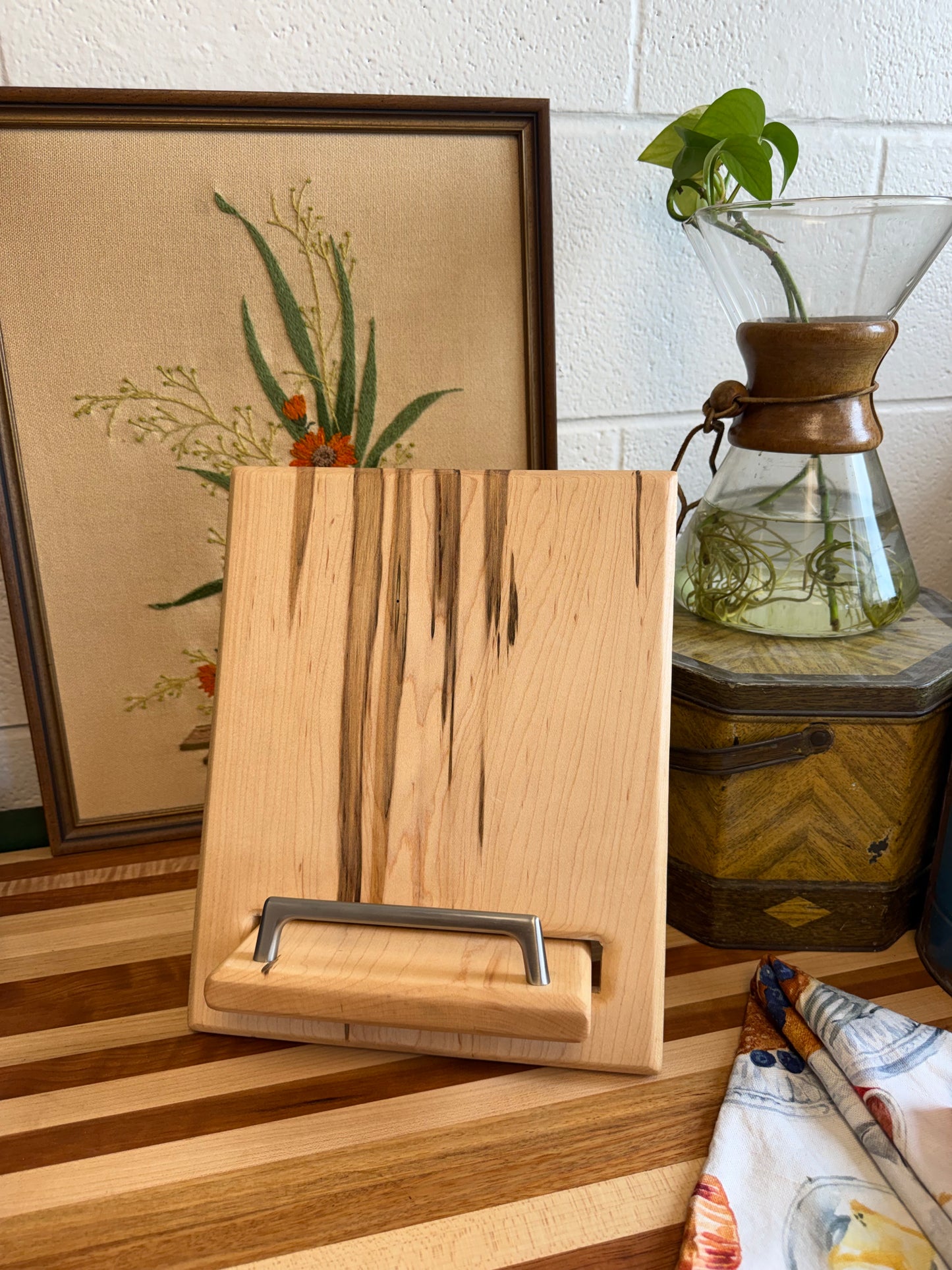 Cookbook Holder - Maple (tap)